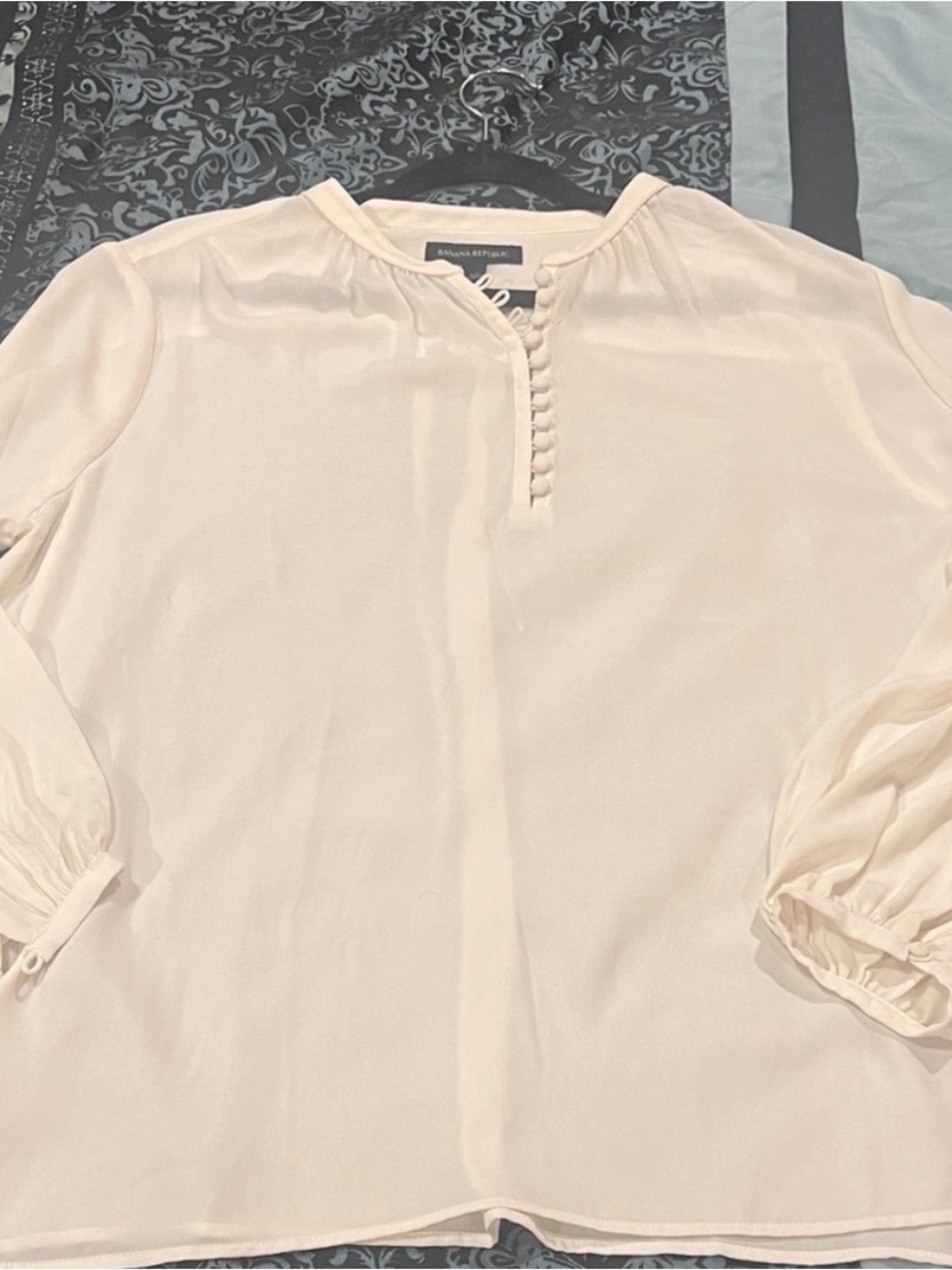 Banana Republic Women’s Cream Blouse, stylish, size large